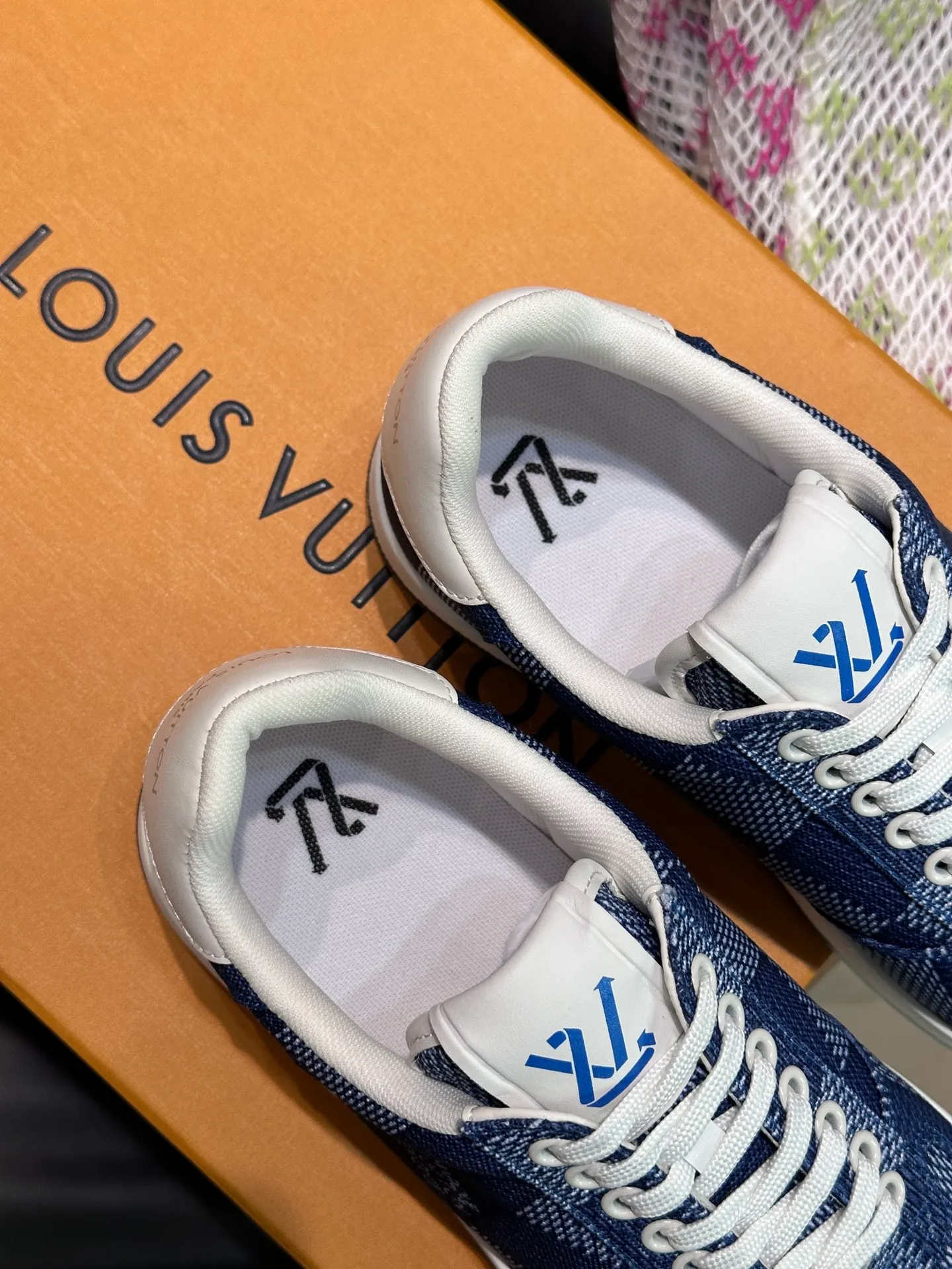 Men's Men's Shoes 💰p420 L·v Rivoli men's low-top casual sneakers, the classic checkerboard pattern will never go out of style. This Rivoli environmentally friendly sneaker is made of 90% sustainable materials. It is recycled polyester fiber integrated with the iconic Damier jacquard, and the outsole is shaped with recycled polyurethane. An upcycled LV logo perches on the tongue, while Louis Vuitton logos appear on the sides and rear. Comfortable and durable, versatile style, can be worn in all seasons, simple and fashionable item! Size: 38-44